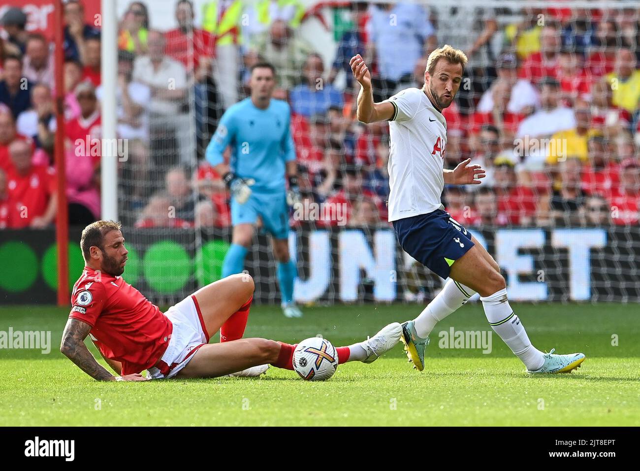 Harry Kane #10 von Tottenham Hotspur wird von Steve Cook #3 von Nottingham Forest angegangen Stockfoto