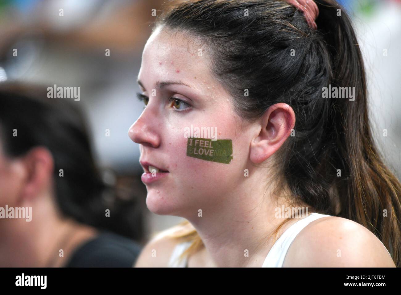 Slowenische Fan mit ihrem Gesicht, das mit dem Slogan „I feel Slovenia“ bei der Volleyball-Weltmeisterschaft 2022 in der Arena Stozice, Ljubljana, bemalt wurde Stockfoto