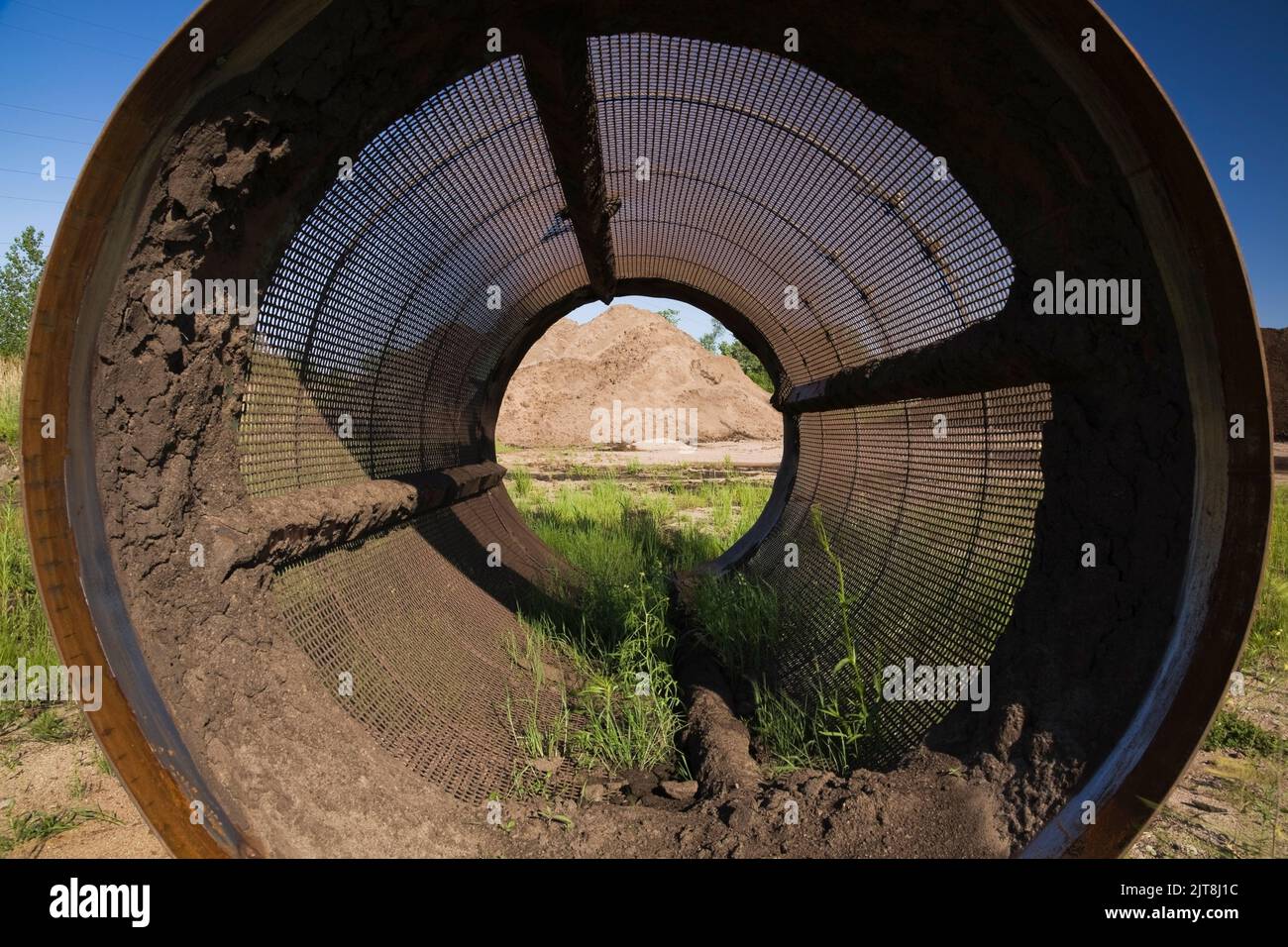 Sandhügel durch einen Metallestrich im kommerziellen Sandkasten. Stockfoto