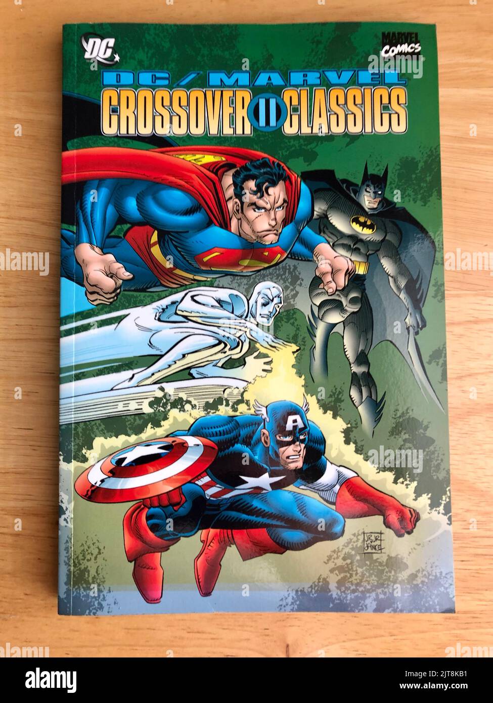 Das Buchcover von DC Comics und Marvel Crossovers Stockfoto