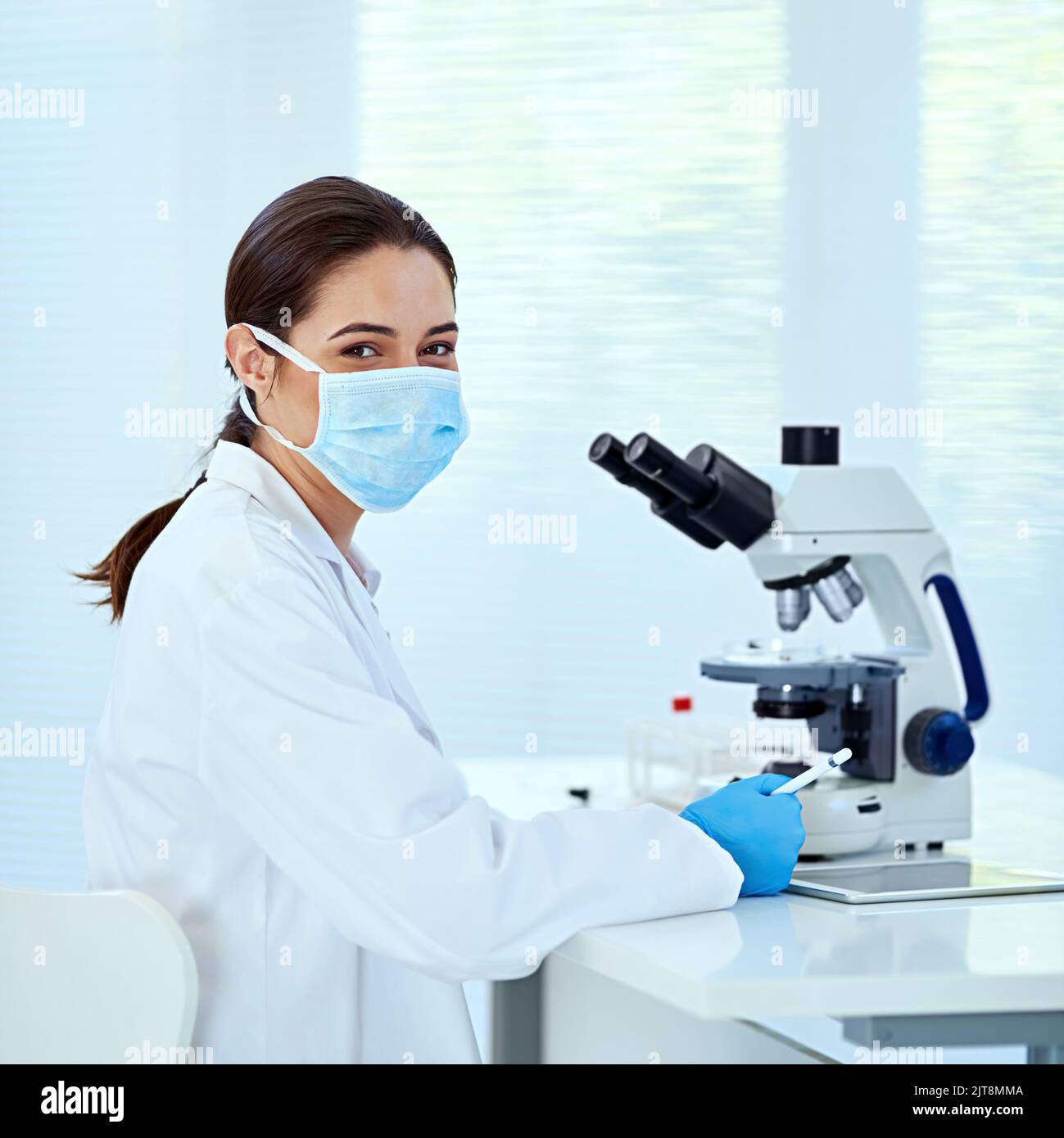 Dem Wissen sind keine Grenzen gesetzt: Eine Wissenschaftlerin, die allein im Labor arbeitet. Stockfoto