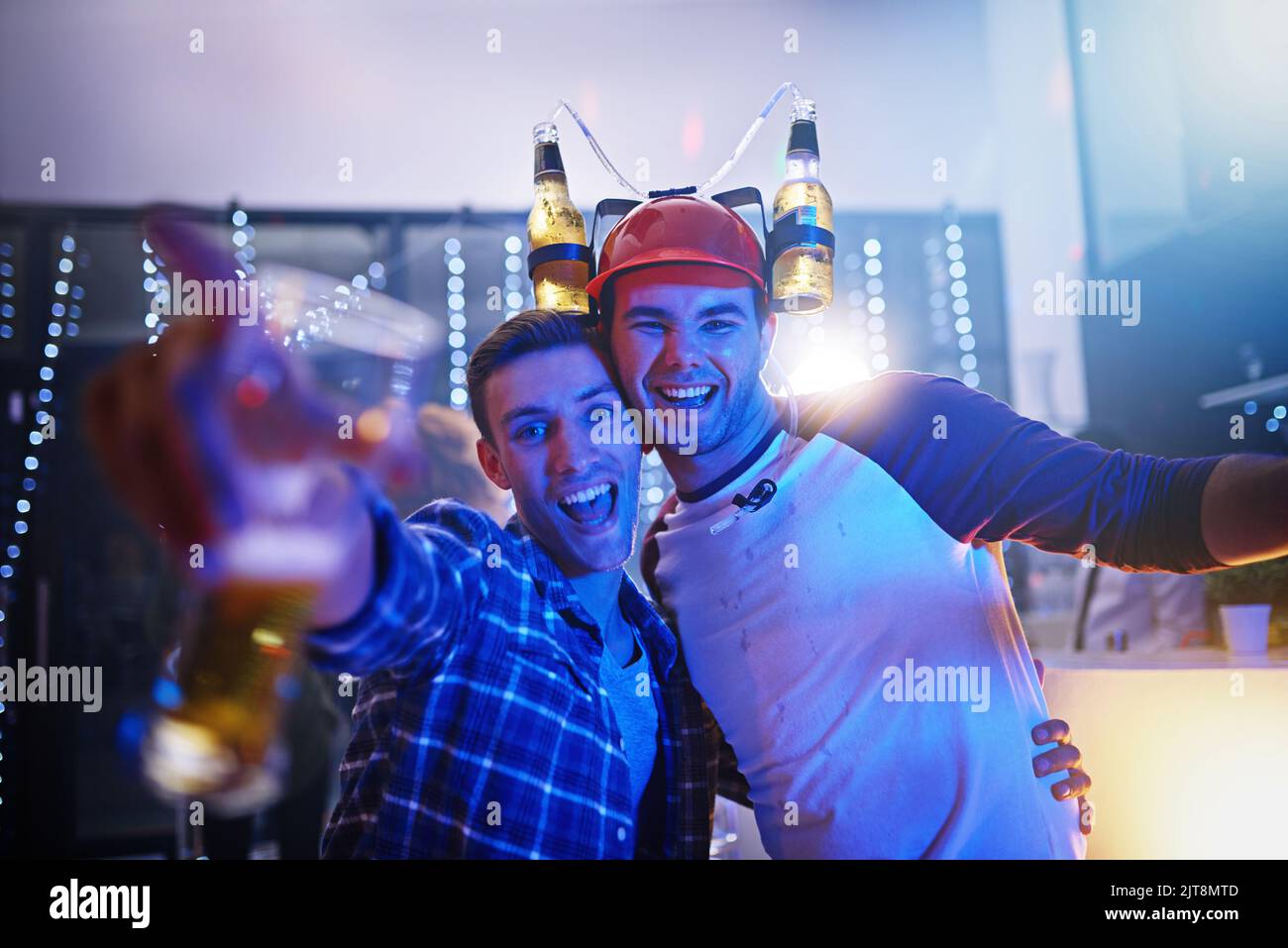 Natürlich war das Leben der Partei. Portrait von zwei Jungs, die zusammen feiern. Stockfoto