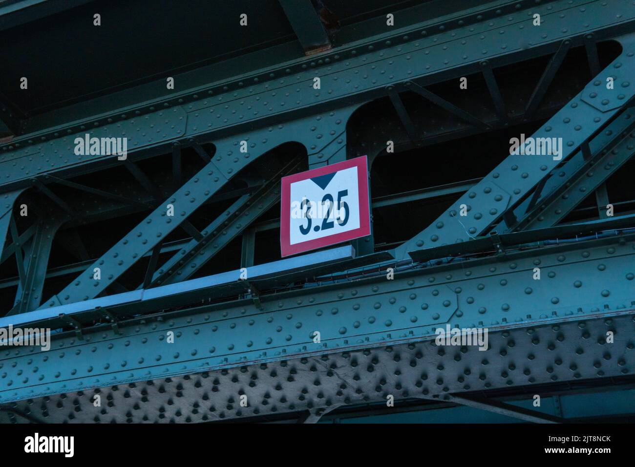 RUSSLAND, PETERSBURG - 20. AUG 2022: Verkehrsbrücke Schilderkonstruktion maximale Gefahr Fahrhöhe verboten, Konzept Stopp Warnung in Auto für rote Form Stockfoto