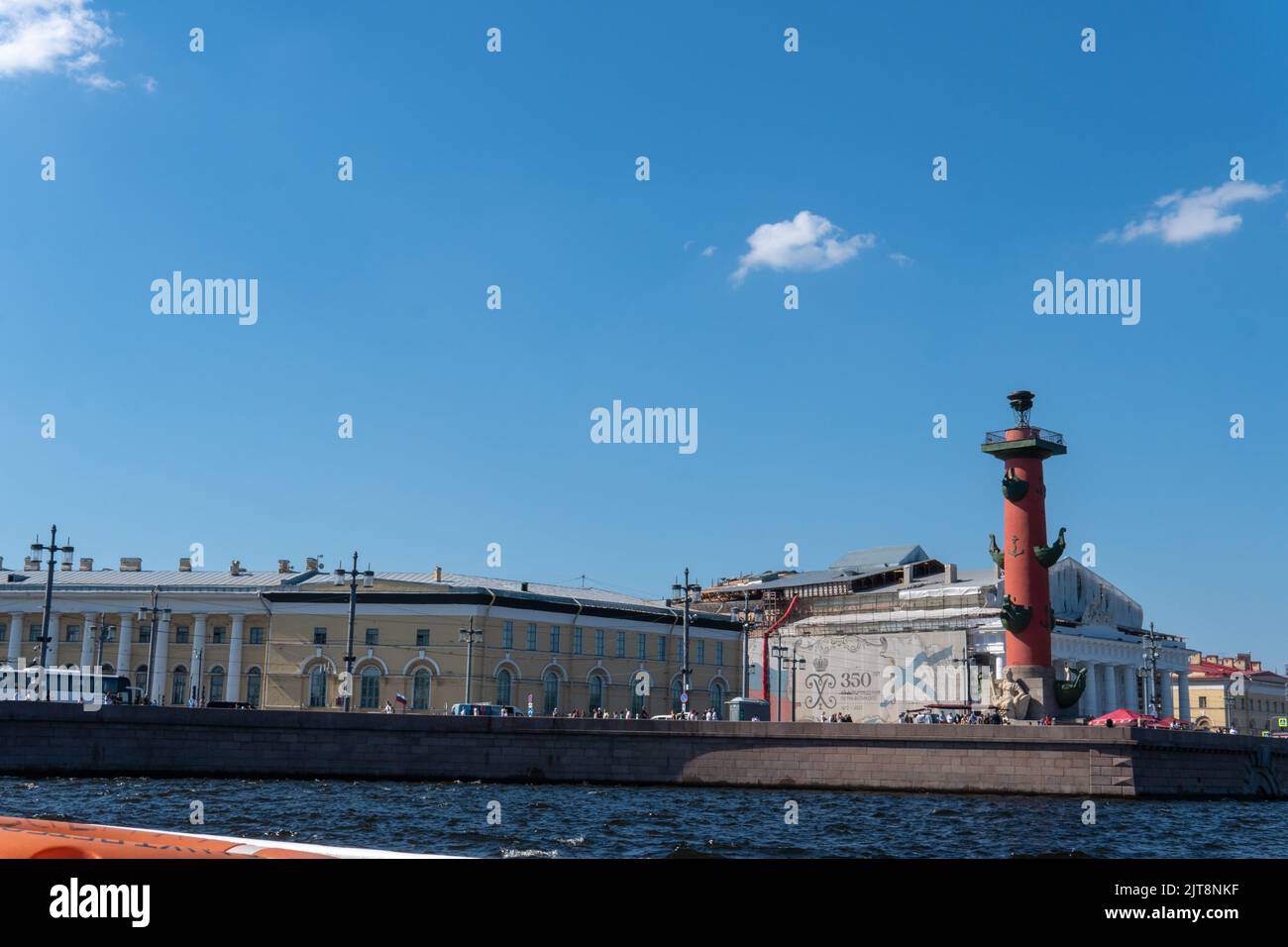 RUSSLAND, PETERSBURG - AUG 20, 2022: russland schöne Reise sankt petersburg Säulen Stadt Wahrzeichen Ansicht, Konzept Säule alt für Sommer und Himmel sankt Stockfoto