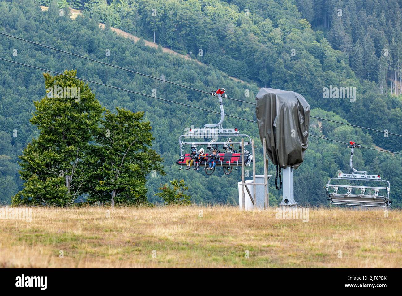 Willingen, Deutschland. 28. August 2022. Mountainbiker fahren mit der Seilbahn K1 auf den Ettelsberg. In den hessischen Skigebieten ist geplant, wie im Winter Energie eingespart werden kann, angesichts der drohenden Energiekrise. Die größten Energiefresser in Willingen sind die bis zu 1.500 Meter langen Seilbahnen. Kredit: David Inderlied/dpa/Alamy Live Nachrichten Stockfoto