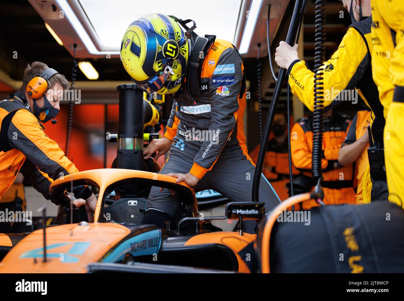 Daniel Ricciardo klettert während des Formel 1 Grand Prix von Australien 2022 im Albert Park ins McLaren-Cockpit Stockfoto