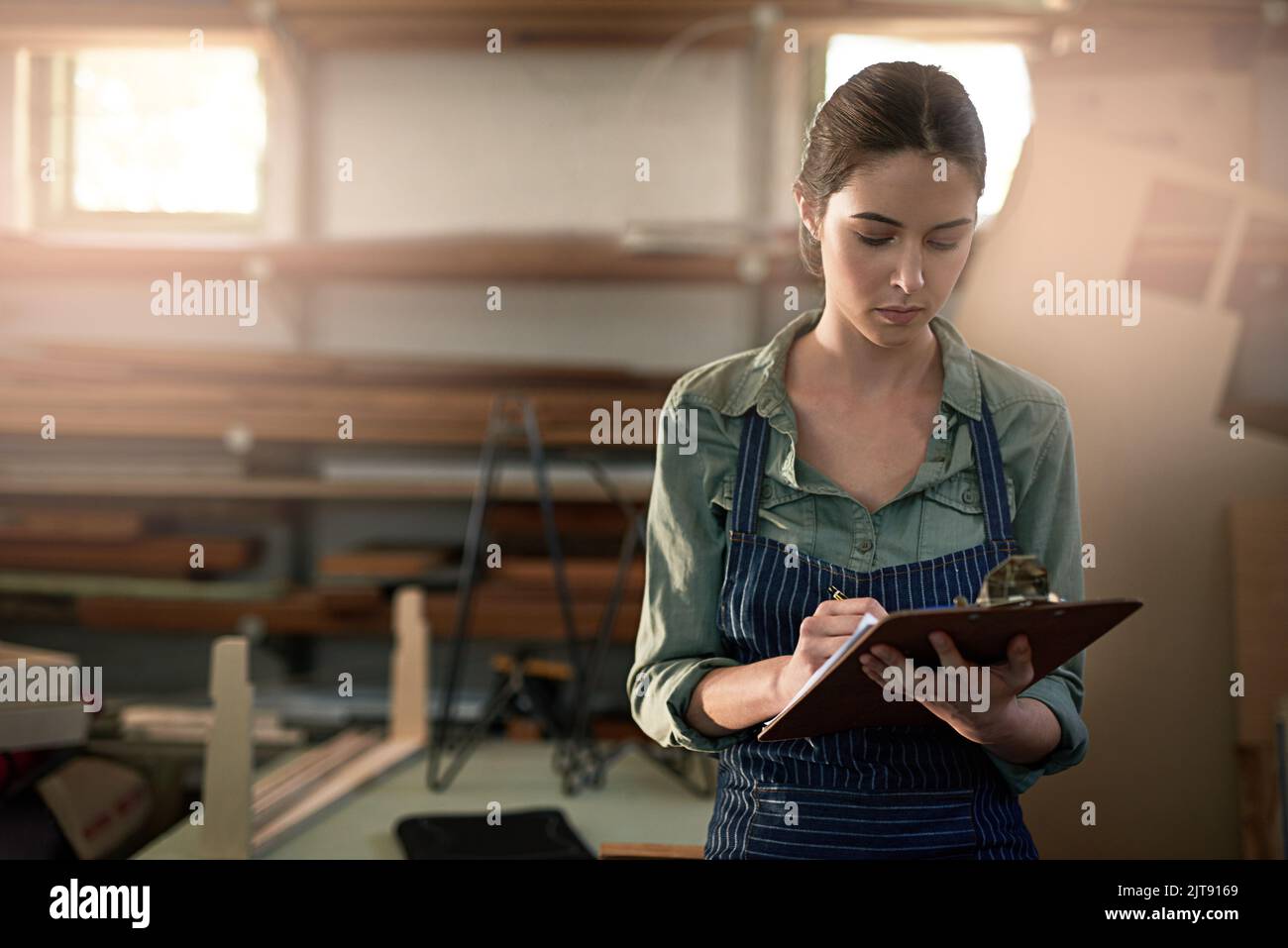 Eine junge Designerin in ihrer Werkstatt. Stockfoto