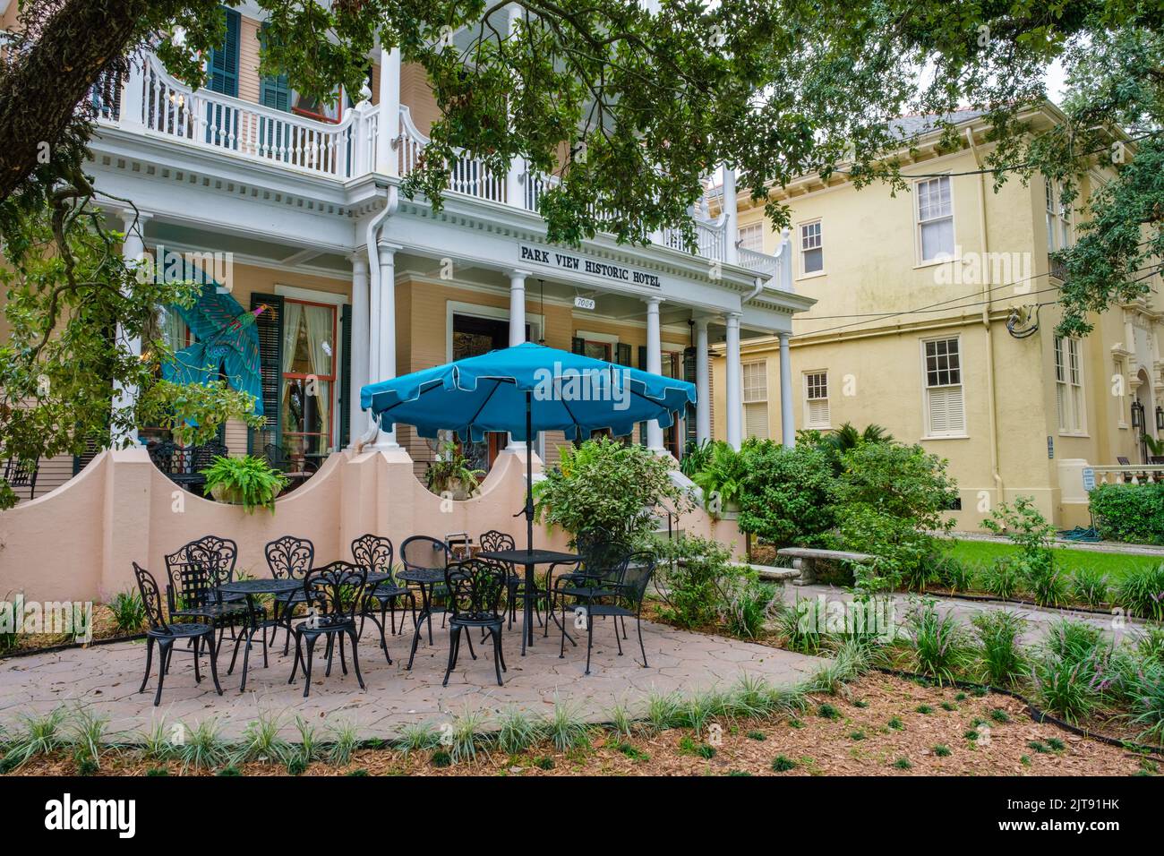 NEW ORLEANS, LA, USA - 23. AUGUST 2022: Historisches Hotel mit Blick auf den Park auf der St. Charles Avenue in der Nähe des Audubon Parks Stockfoto