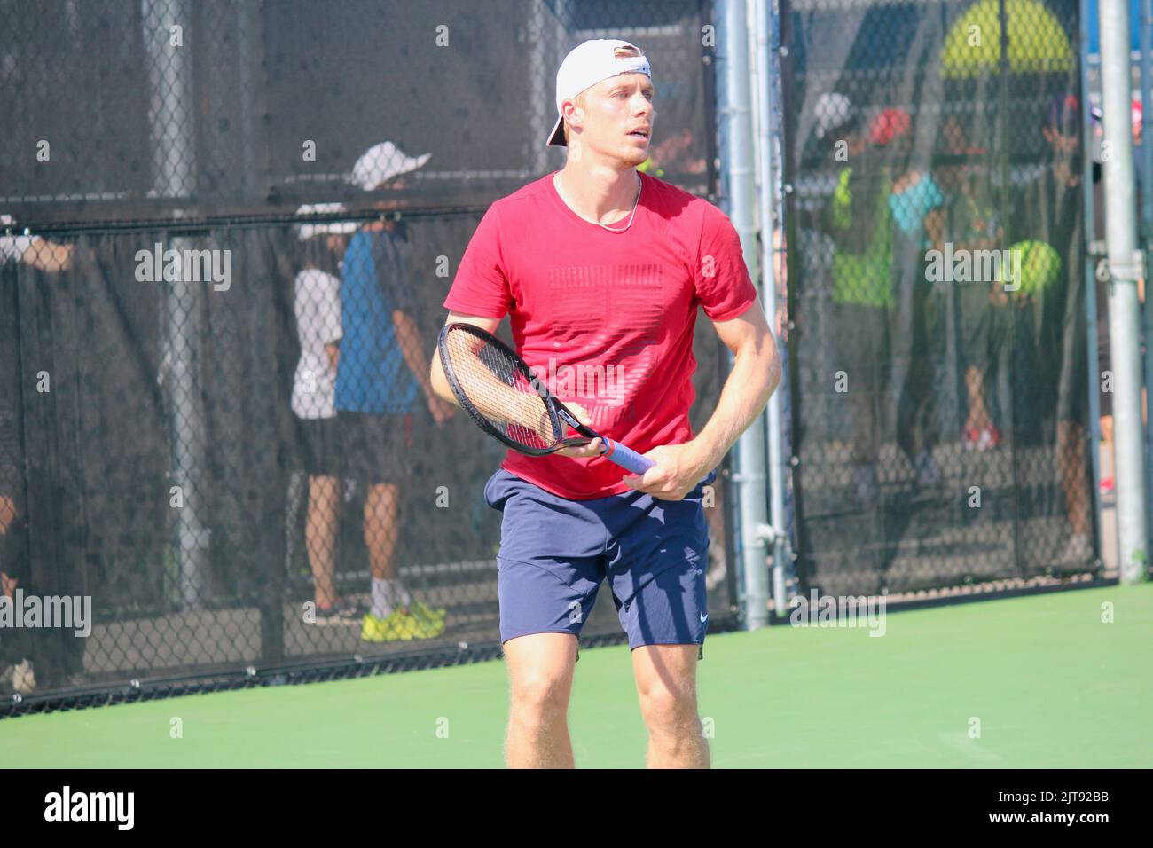 Denis Shapovalov aus Kanada praktiziert an einem Gericht bei den National Bank Open in Montreal, Quebec. 6. August 2022. Stockfoto