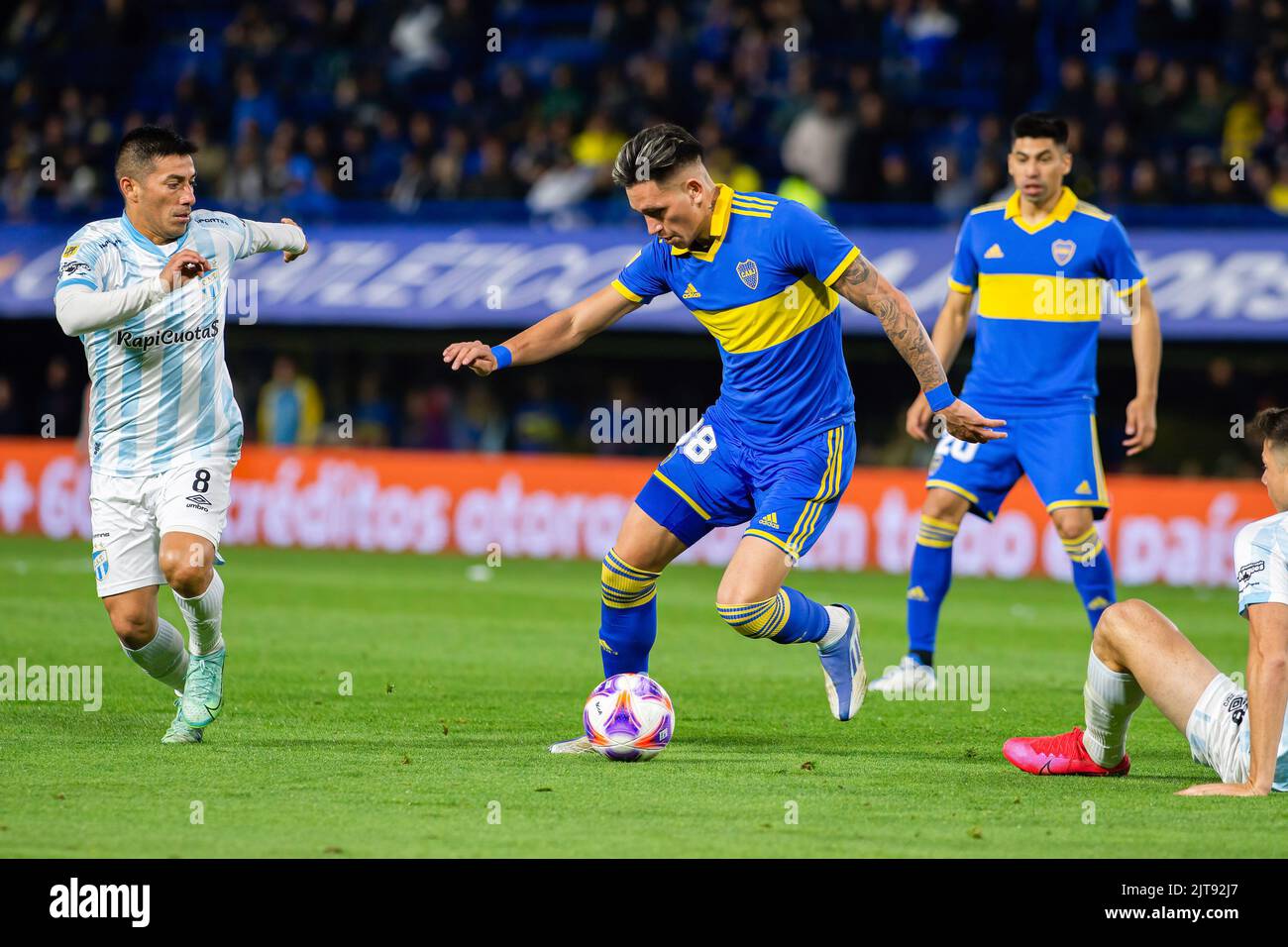 Buenos Aires, Argentinien. 28. August 2022. Luis Vazquez (C) von Boca Juniors in Aktion gesehen während des Liga Profesional 2022-Matches zwischen Boca Juniors und Atletico Tucuman im Estadio Alberto J. Armando.(Endstand; Boca Juniors 2:1 Atletico Tucuman) Credit: SOPA Images Limited/Alamy Live News Stockfoto