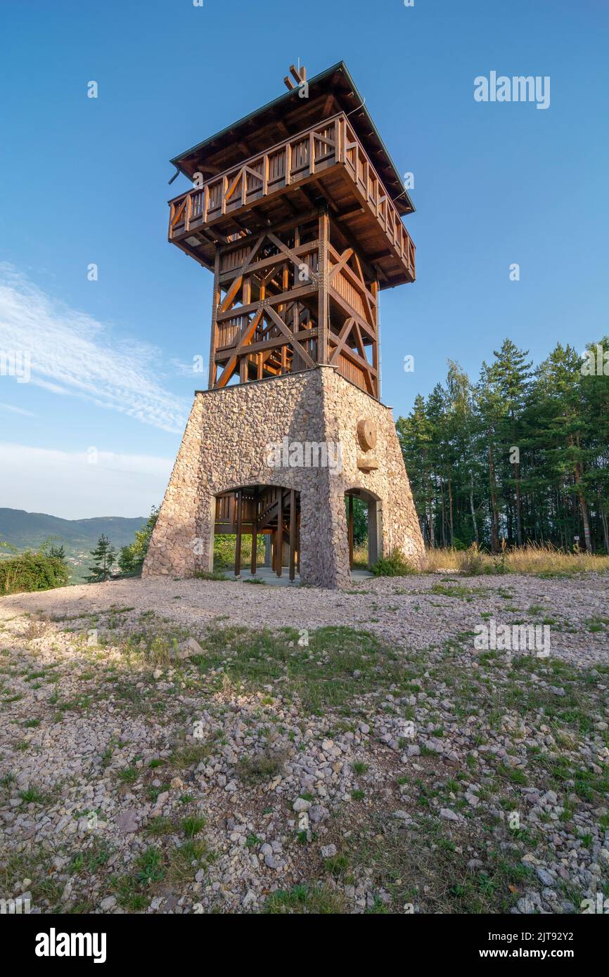 Hölzerner Aussichtsturm oder Aussichtsturm Haj. Nova Bana. Slowakei. Stockfoto