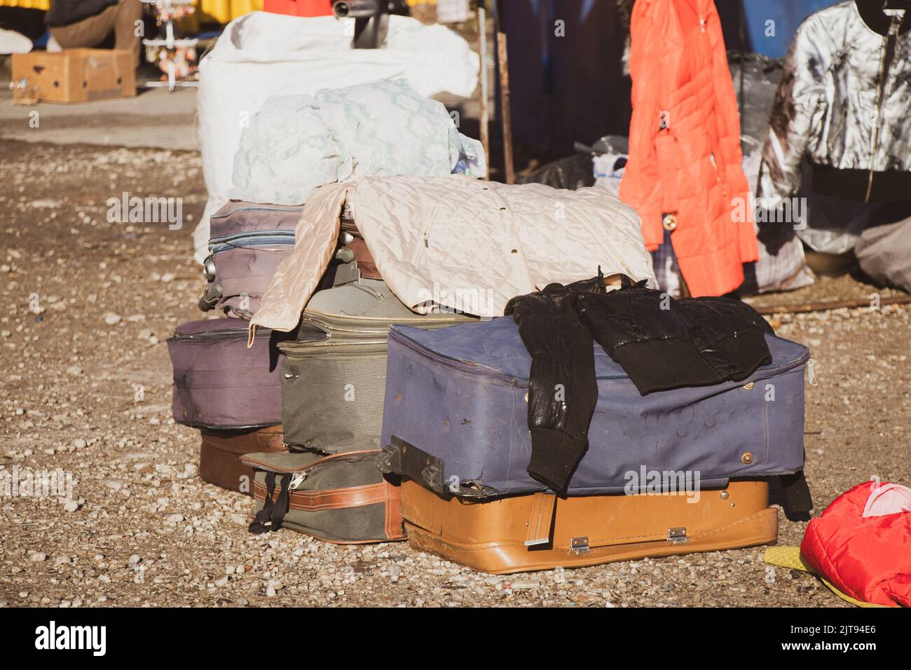Alte schmutzige Sachen in Koffern auf der Straße in der Sonne in den Basaren zum Verkauf, alte Sachen und Koffer Stockfoto