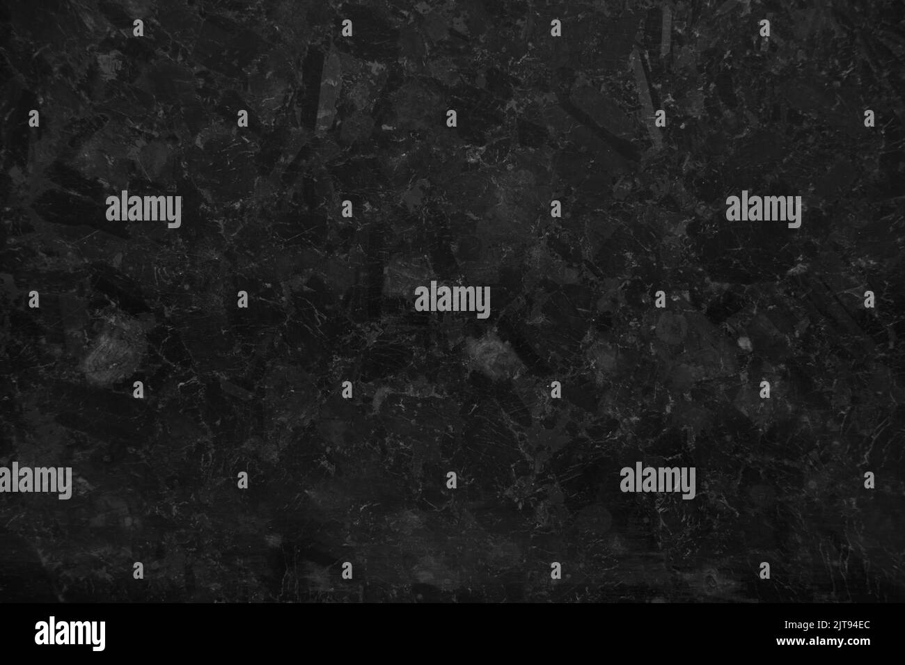 Schwarzer Marmorstein als Nahaufnahme im Hintergrund, schwarzer Hintergrund Stockfoto