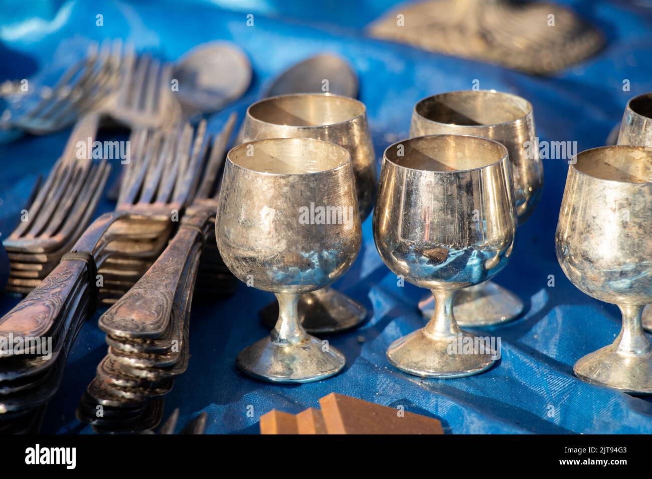 Silberne Gläser und Gabeln alt antik, Silberbesteck Antiquitäten Sowjet Stockfoto