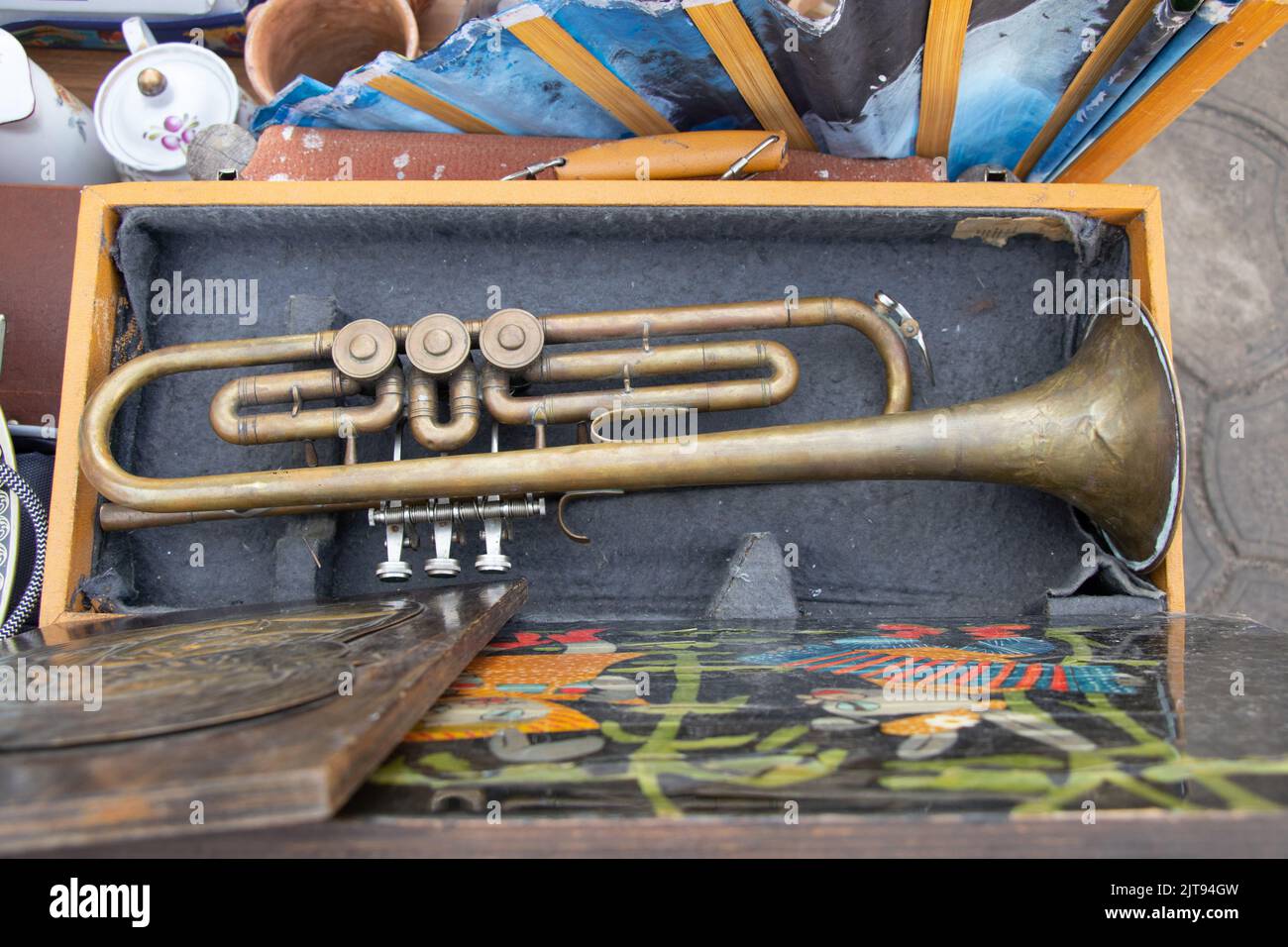 Alte musikalische Trompete in einer Holzkiste Nahaufnahme, Musik und Hobby Stockfoto