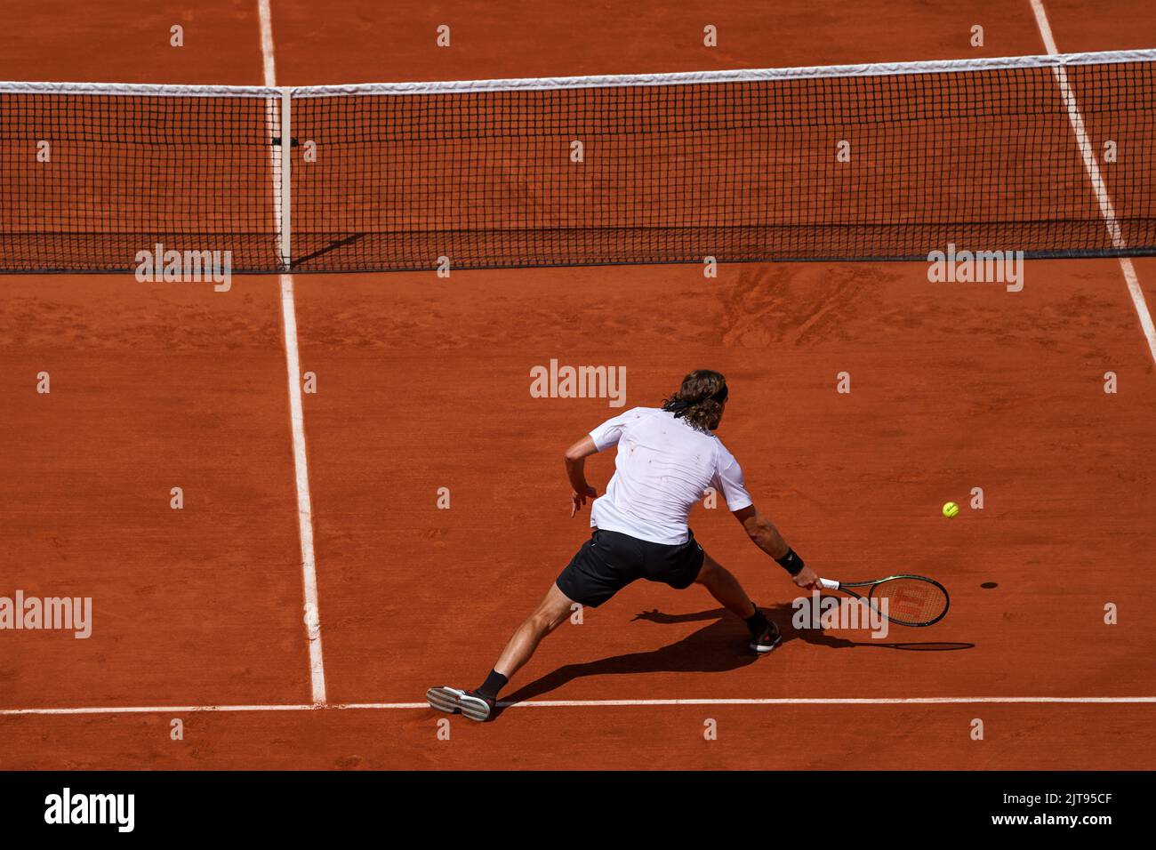 Der Profi-Tennisspieler Stefanos Tsitsipas aus Griechenland in der Runde 4 gegen Holger Rune aus Dänemark auf 2022 Roland Garros Stockfoto