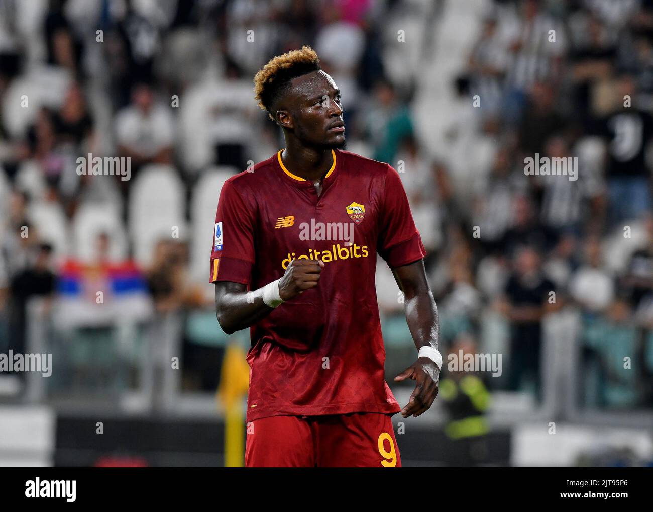 Tammy Abraham von AS Roma begrüßt die Fans beim Spiel der Serie A 2022/