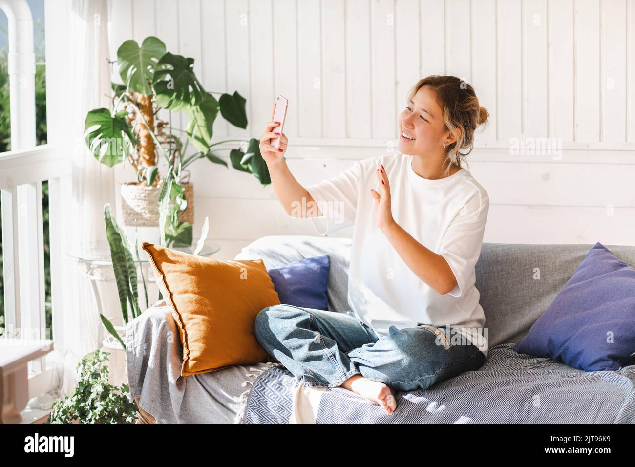 Mädchen im Gespräch auf Videoanruf Stockfoto