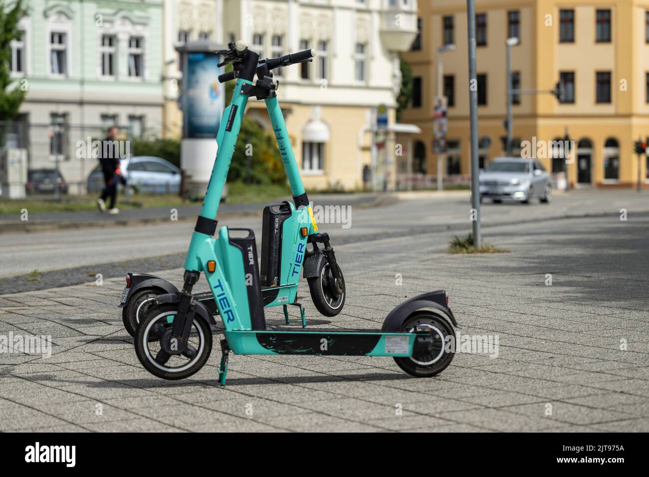 Deutschland , Cottbus , 21.08.2022 , Roller von TIER Mobility werden auf dem Bürgersteig geparkt Stockfoto