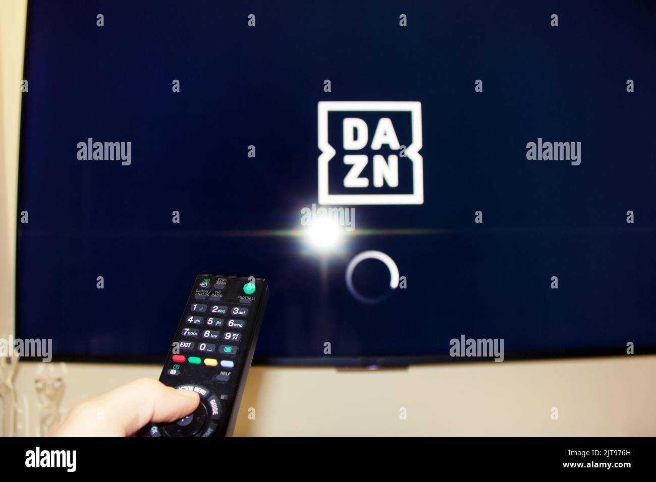August 22. 2022, Florenz, Italien, Konzept des Dienstes DAZN Laden auf dem fernseher und nicht funktioniert . Stockfoto
