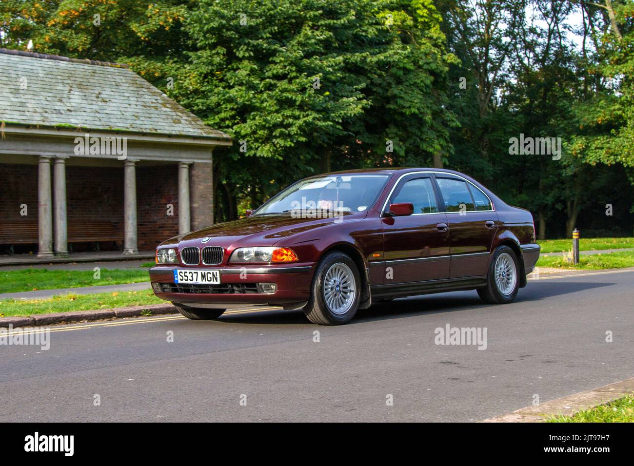 1998 90s Neunzigs Red BMW 523i 2500cc Benzinlimousine; Ankunft auf der jährlichen Stanley Park Classic Car Show in den italienischen Gärten. Stanley Park Classics Yesteryear Motor Show, veranstaltet von Blackpool Vintage Vehicle Preservation Group, Großbritannien. Stockfoto