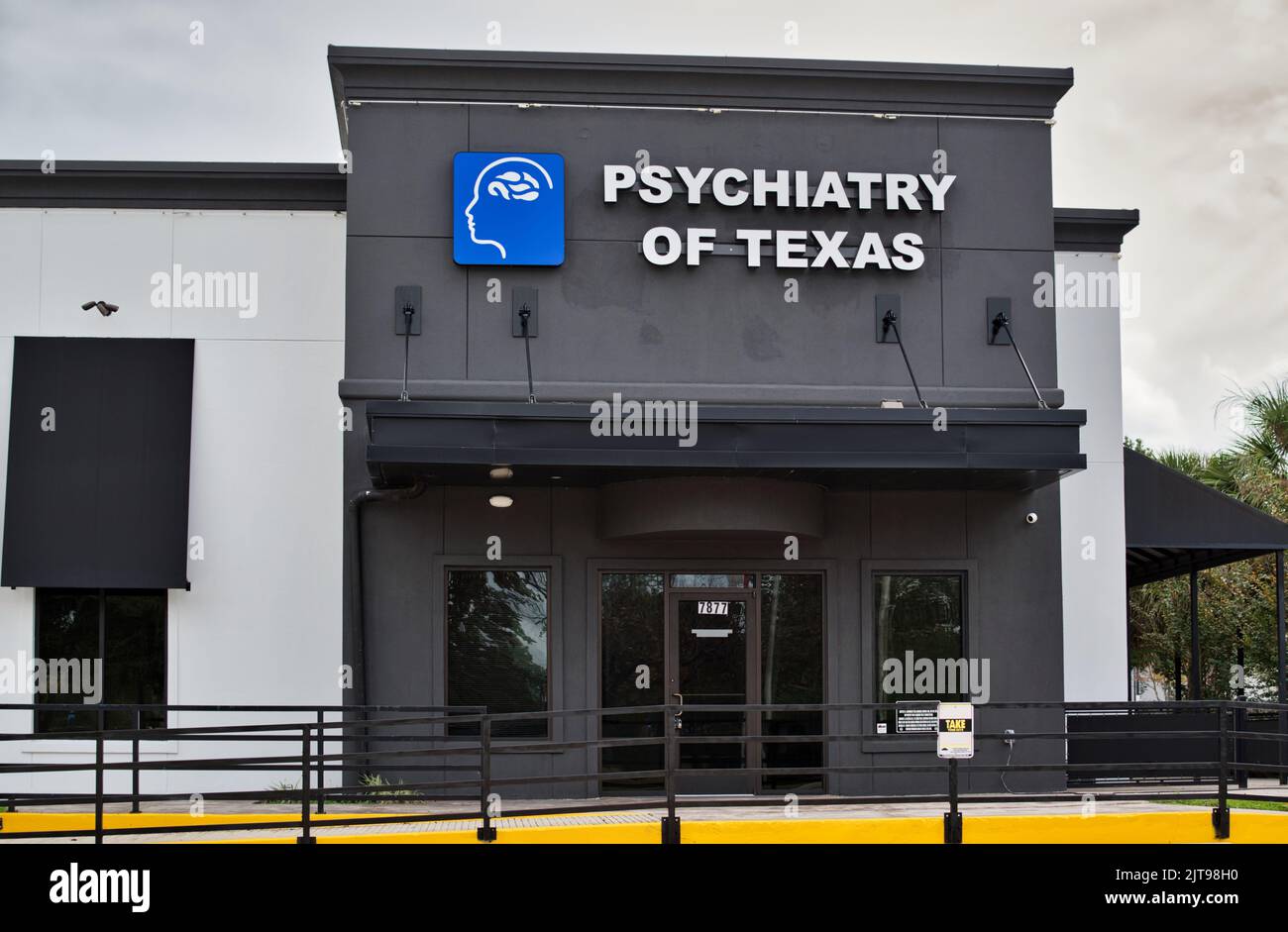 Houston, Texas USA 12-05-2021: Psychiatrie von Texas Gebäude außen und Haupteingang in Houston, TX. Behandlungszentrum für psychische Erkrankungen. Stockfoto