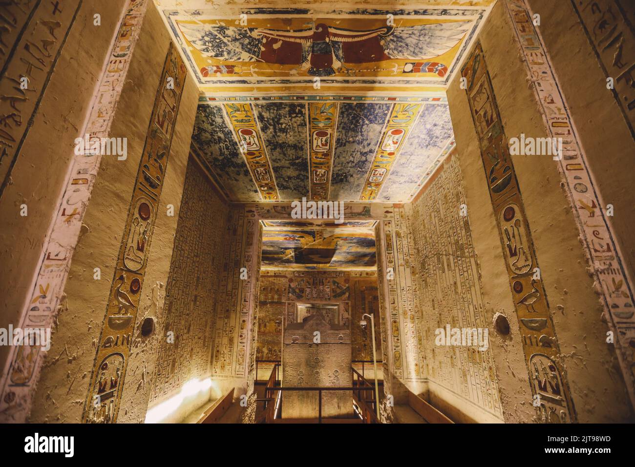 Blick auf den weißen Stein-Sarkophag im alten ägyptischen Grab des Tals der Könige in Luxor, Ägypten Stockfoto