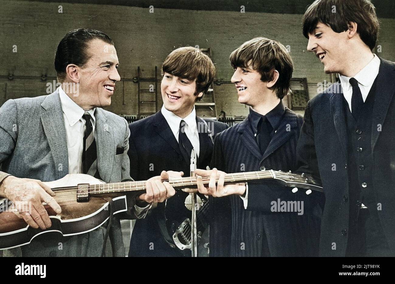 Beatles mit Ed Sullivan Photo. Ein tolles koloriertes Foto von John, Paul und Ringo, die mit Ed Sullivan herumhängen. George Harrison hatte eine Erkältung und übernachtete im Hotel. Stockfoto