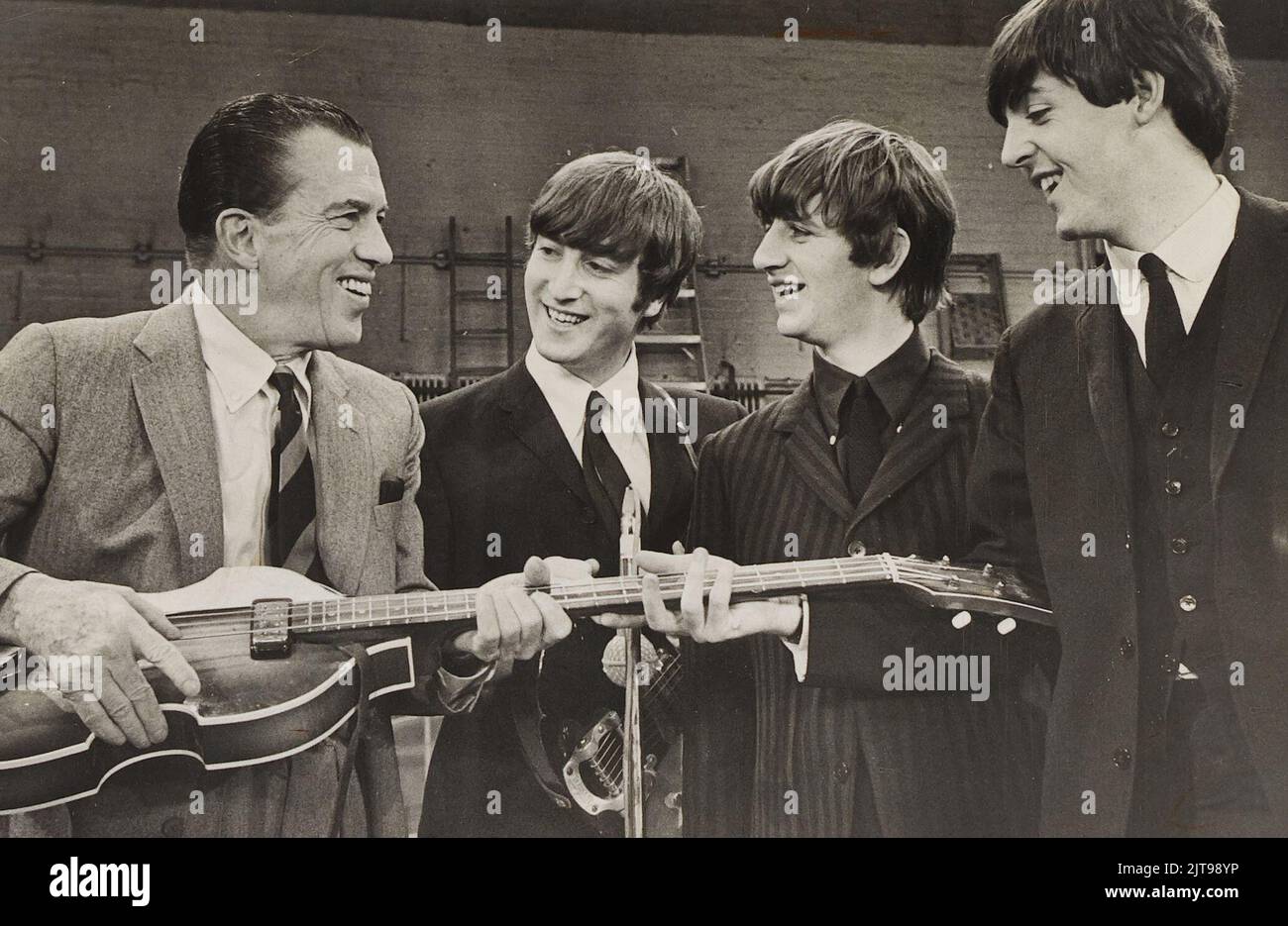 Beatles mit Ed Sullivan Photo. Ein tolles Schwarz-Weiß-Foto von John, Paul und Ringo, die mit Ed Sullivan herumhängen. George Harrison hatte eine Erkältung und übernachtete im Hotel. Stockfoto