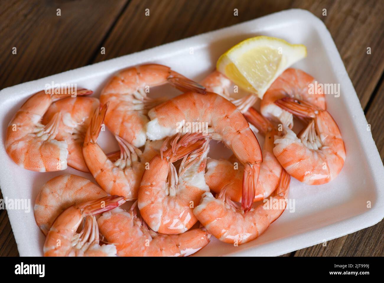 Meeresfrüchte frische Garnelen auf dem Teller Plastikschale mit Zitrone, gekochte Garnelen Garnelen gekochtes Essen, Essen bestellen, um nach Hause zu gehen Essen zum Mitnehmen Restaurants Lieferung Stockfoto