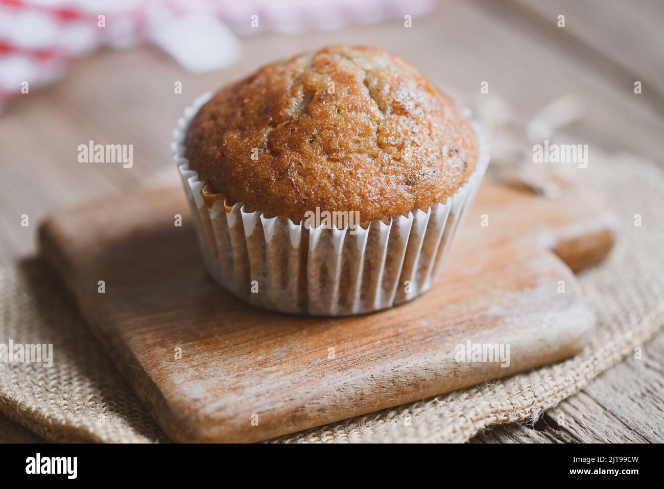 Bananenkuchen auf Holzhintergrund, leckere süße Dessert-Cupcakes oder Snacks Stockfoto