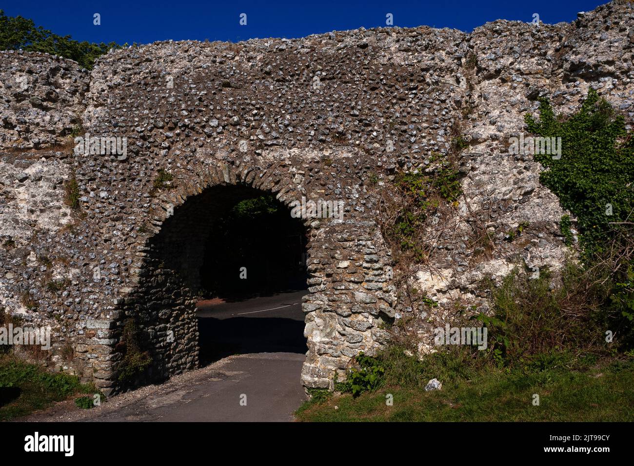 Schutthbogen des Osttores in der Vorgehungsmauer von Anderitum, einer spätrömischen Festung, die die Südküste von Britannia bei Pevensey verteidigte, jetzt in East Sussex, England, Großbritannien. Nach dem Einmarsch der Normannen im Jahr 1066 umschloß die Mauer den äußeren bailey von Pevensey Castle, mittelalterliche Steinbefestigungen, umgeben von einem Graben, der mehrmals belagert, aber nie gewaltsam eingenommen wurde. Stockfoto