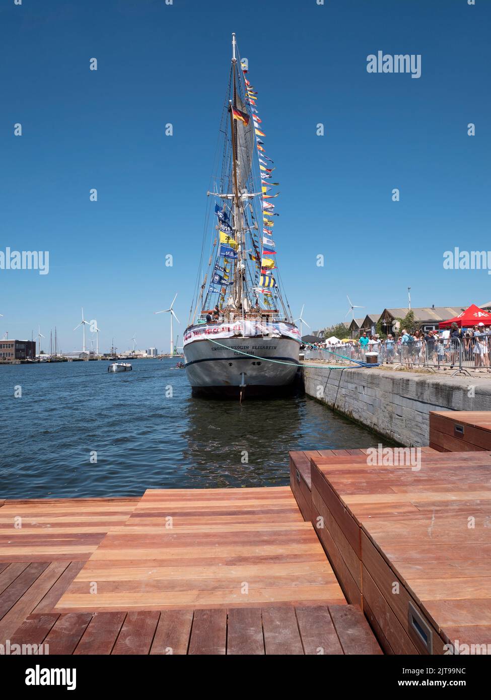 Antwerpen, Belgien, 24. Juni 2022, Menschen besuchen das große Segelschiff Grossherzogin Elisabeth, das während der Hochschiffrennen in Antwerpen am Kai festgemacht ist Stockfoto