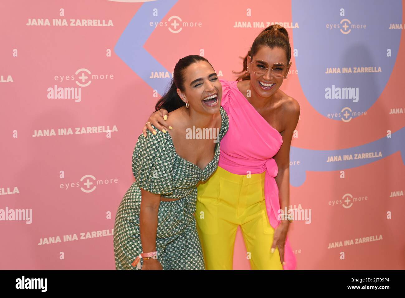 Köln, Deutschland. 25. August 2022. Amira Pocher und Jana Ina Zarrella, l-r, kommen zur Lancierung der ersten Jana Ina Zarrella Brillen-Kollektion für die Marke 'Eyes more' mit Party Credit: Horst Galuschka/dpa/Horst Galuschka dpa/Alamy Live News Stockfoto