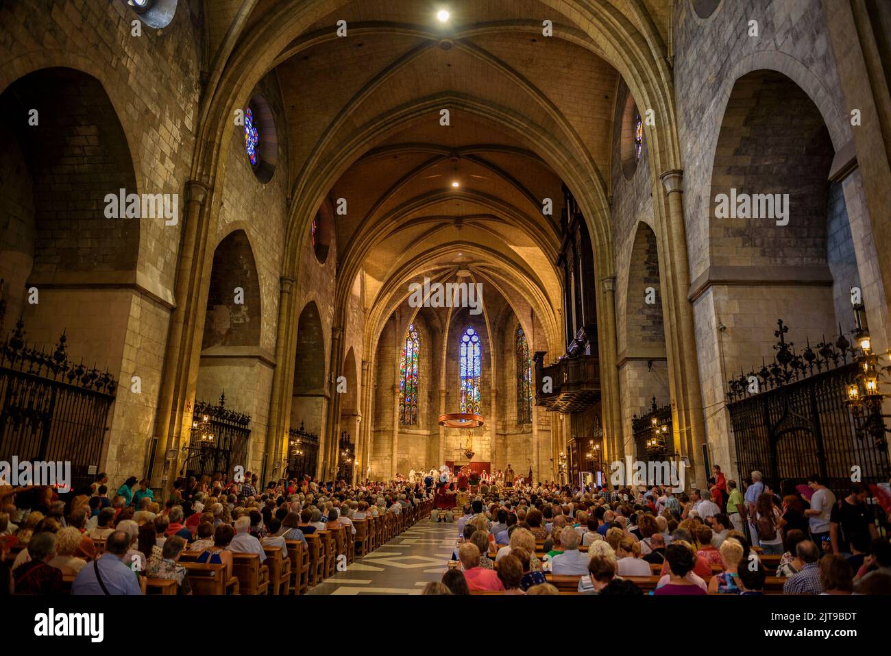Im Inneren der Basilika Santa Maria in Vilafranca del Penedès während der Messe der Festa Major (das wichtigste Fest) zu Ehren des Heiligen Fèlix, Barcelona Stockfoto