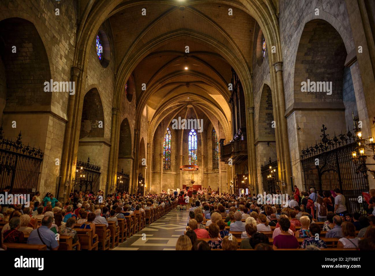 Im Inneren der Basilika Santa Maria in Vilafranca del Penedès während der Messe der Festa Major (das wichtigste Fest) zu Ehren des Heiligen Fèlix, Barcelona Stockfoto