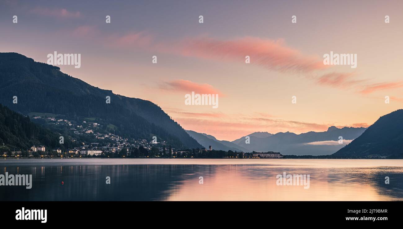 Ein früher Sonnenaufgang im Sommer in Zell am See, gelegen am Zeller See, einem See in Zentralösterreich mit Zugang zum Kaprun und dem Großglockner hoch Stockfoto