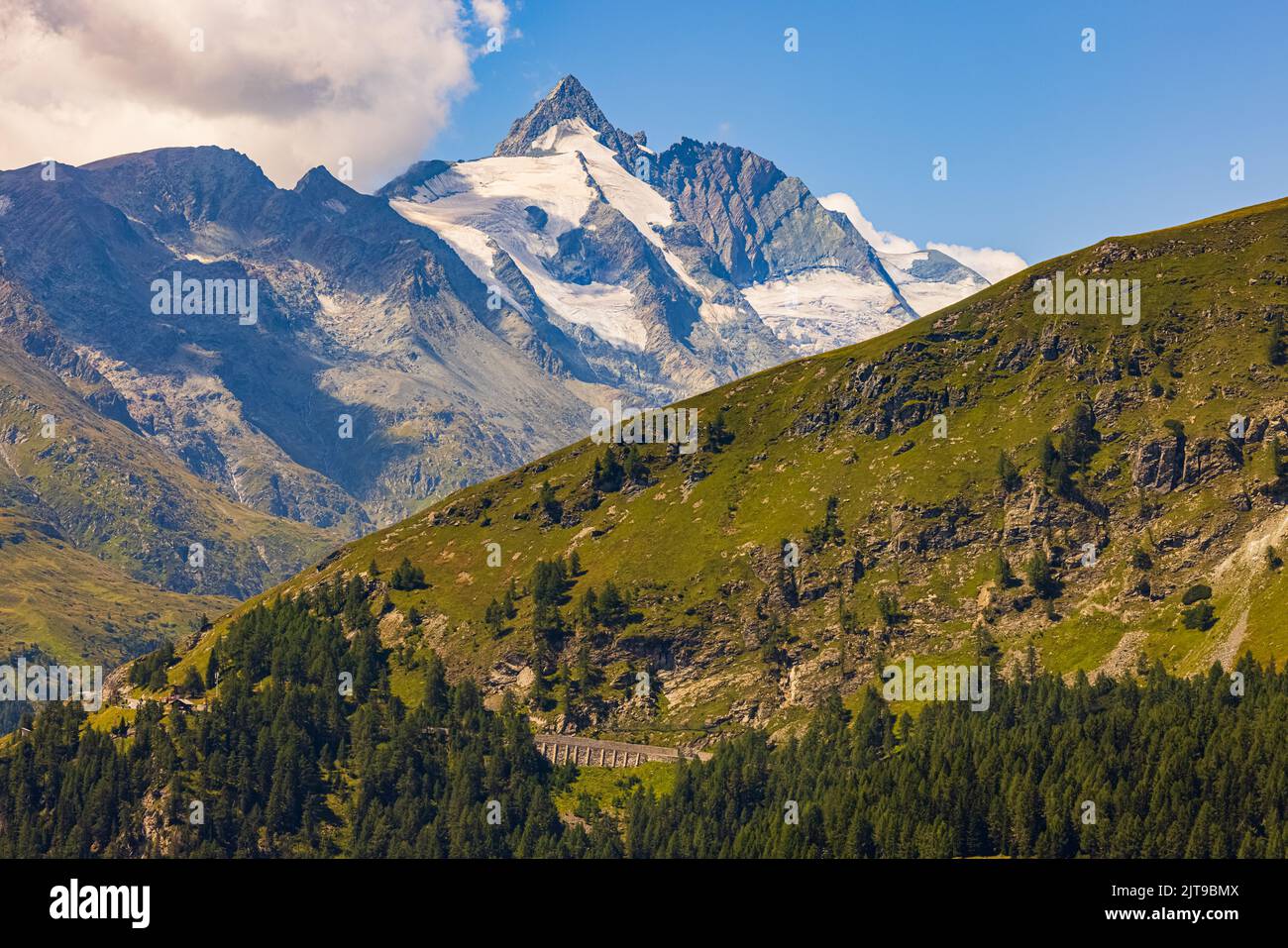 Im Hochsommer blieb am Großglockner, mit 3.798 Metern der höchste Berg Österreichs und der höchste Berg der Alpen östlich, wenig Schnee Stockfoto