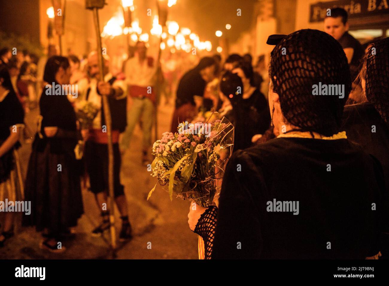 Pubilles (katalanische Tradition) in der Fackelabfahrt von La Pobla de Segur, immaterielles Erbe der UNESCO in den Pyrenäen, Pallars Jussà Lleida Spanien Stockfoto