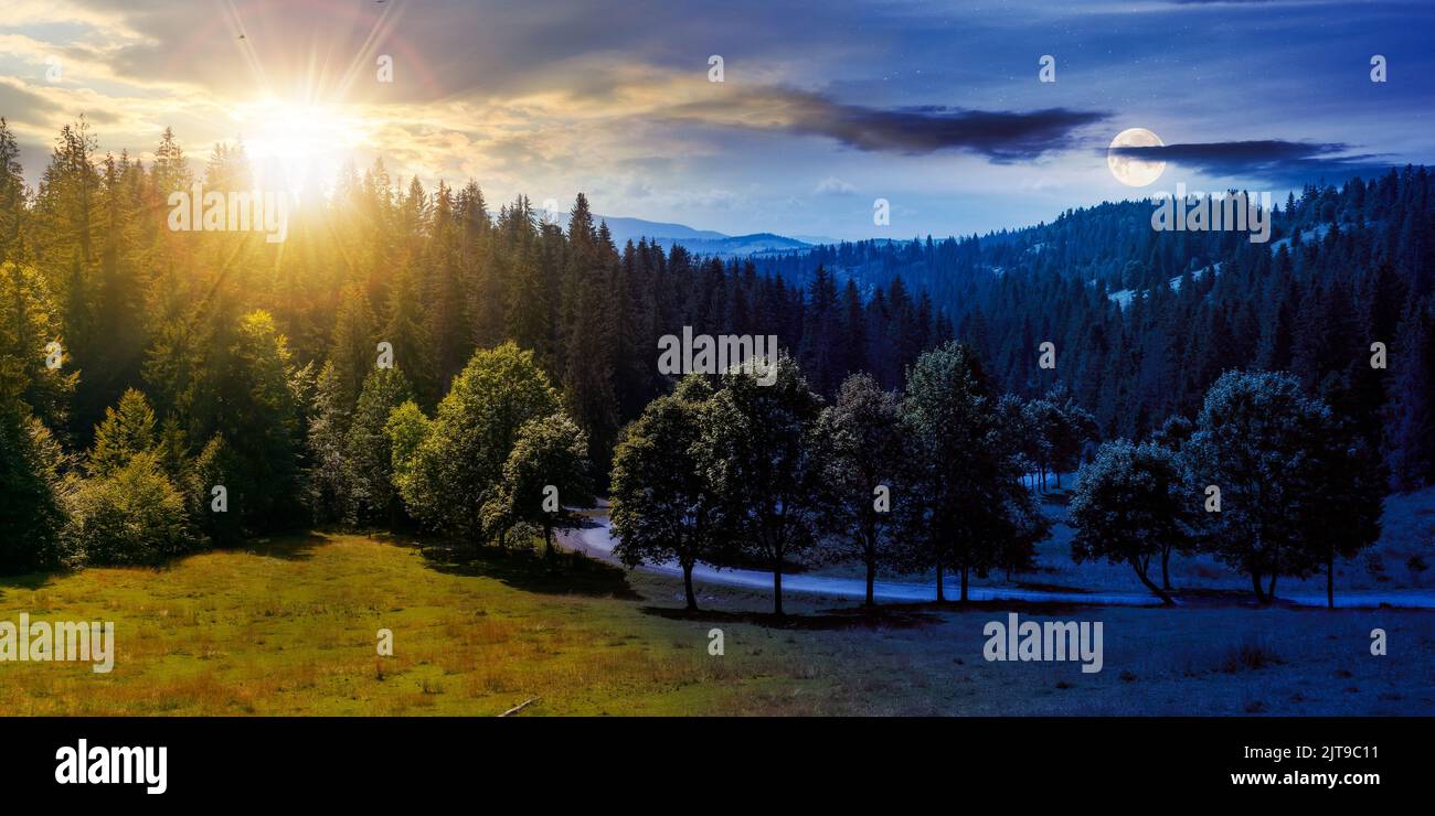 karpaten-Berglandschaft bei Sommerzwielicht. Tag und Nacht ändern Konzept. Schöne Landschaft mit bewaldeten Hügeln und Straße durch die va Stockfoto