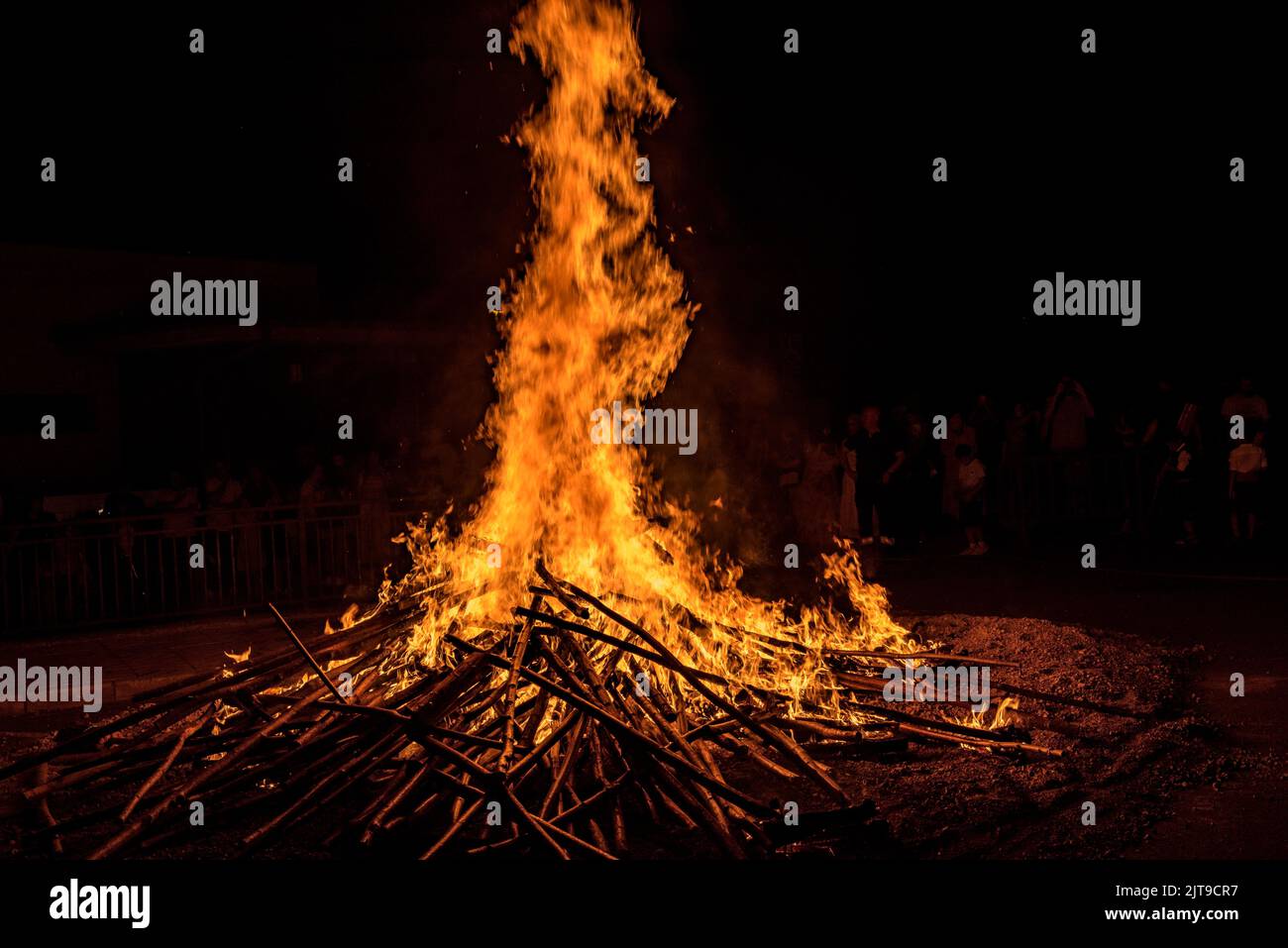 Lagerfeuer in der Fackelabfahrt von La Pobla de Segur, einem immateriellen UNESCO-Weltkulturerbe in den Pyrenäen (Pallars Jussà, Lleida, Katalonien, Spanien) Stockfoto