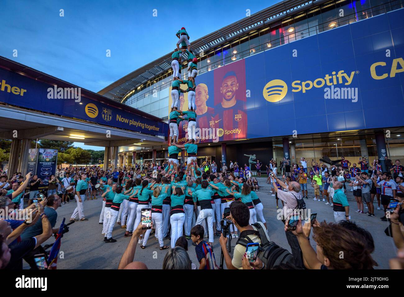 Castellers de Vilafranca (menschliche Türme, eine katalanische Tradition) vor dem Spotify Camp Nou in der Dämmerung an einem Spieltag (Barcelona, Katalonien, Spanien) Stockfoto