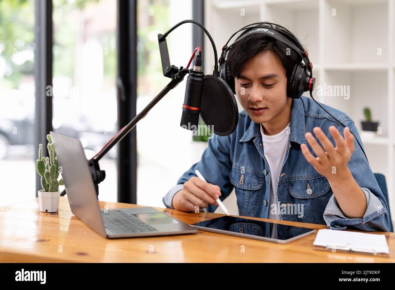 Mann und Frau podcasters interviewen sich für Radio-Podcast Stockfoto