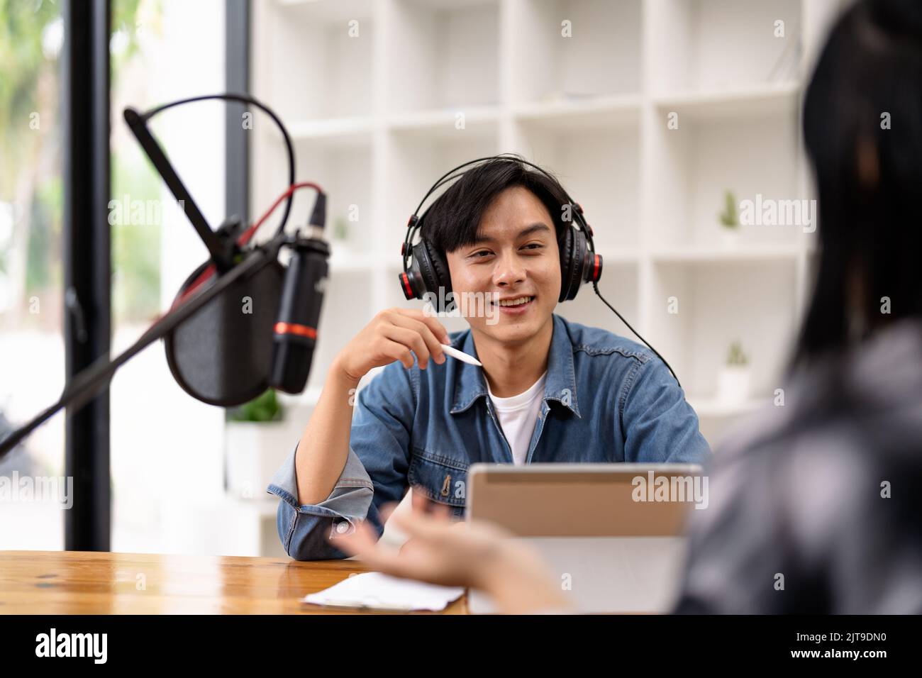 Mann und Frau podcasters interviewen sich für Radio-Podcast Stockfoto