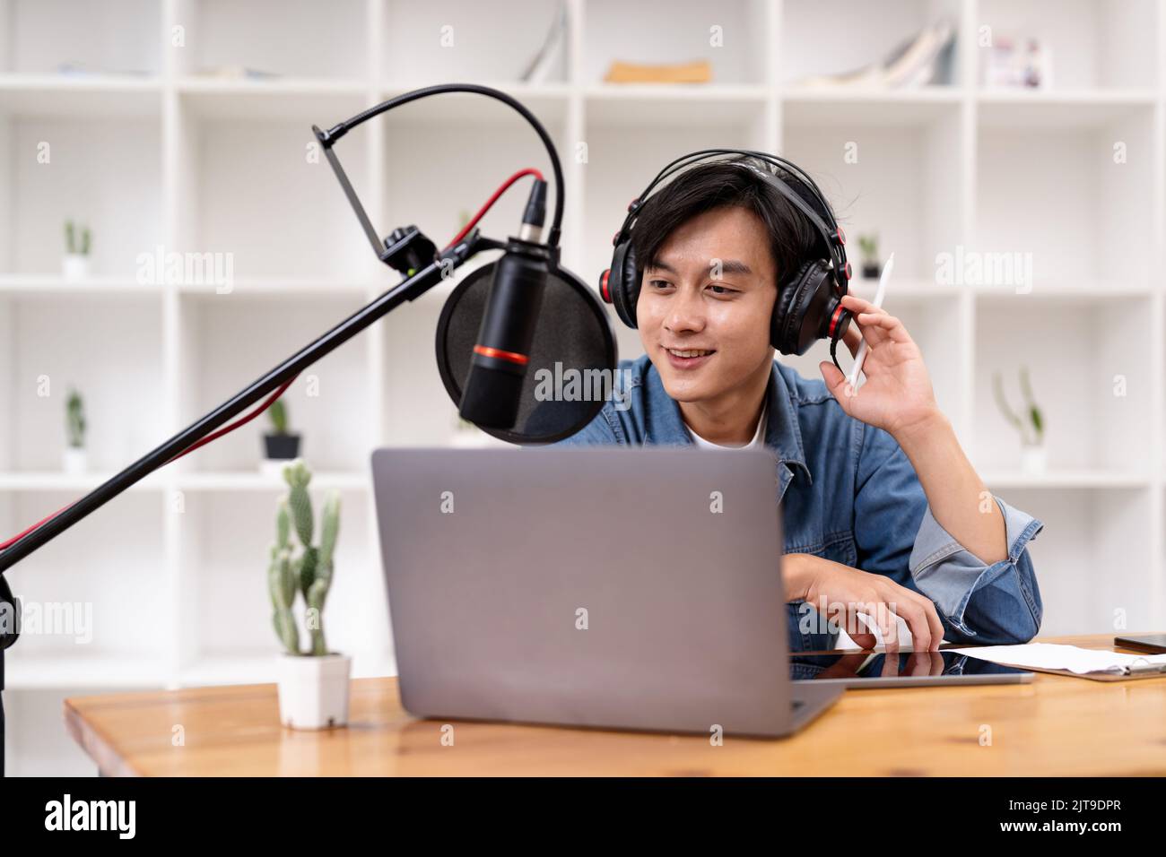 Mann und Frau podcasters interviewen sich für Radio-Podcast Stockfoto