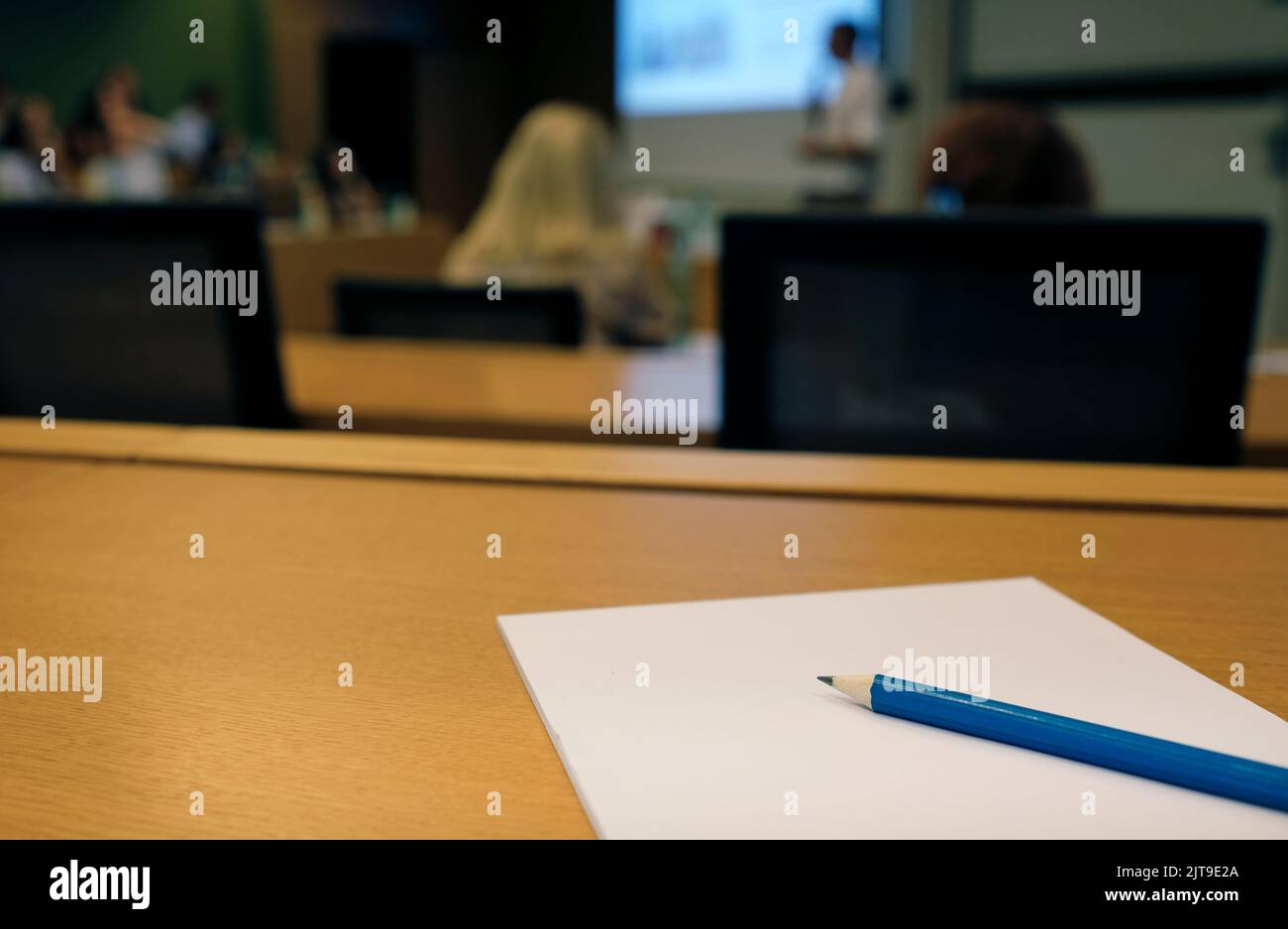 Während eines Vortrags oder einer Präsentation - Stift und Papier in einem Auditorium Stockfoto