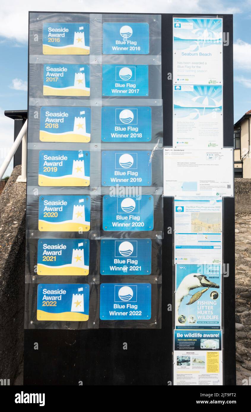 Eine Tafel mit Blauer Flagge, die von 2016 bis 2022 in Seaburn, Sunderland, England, Großbritannien, Auszeichnungen für den Strandurlaub zeigt Stockfoto