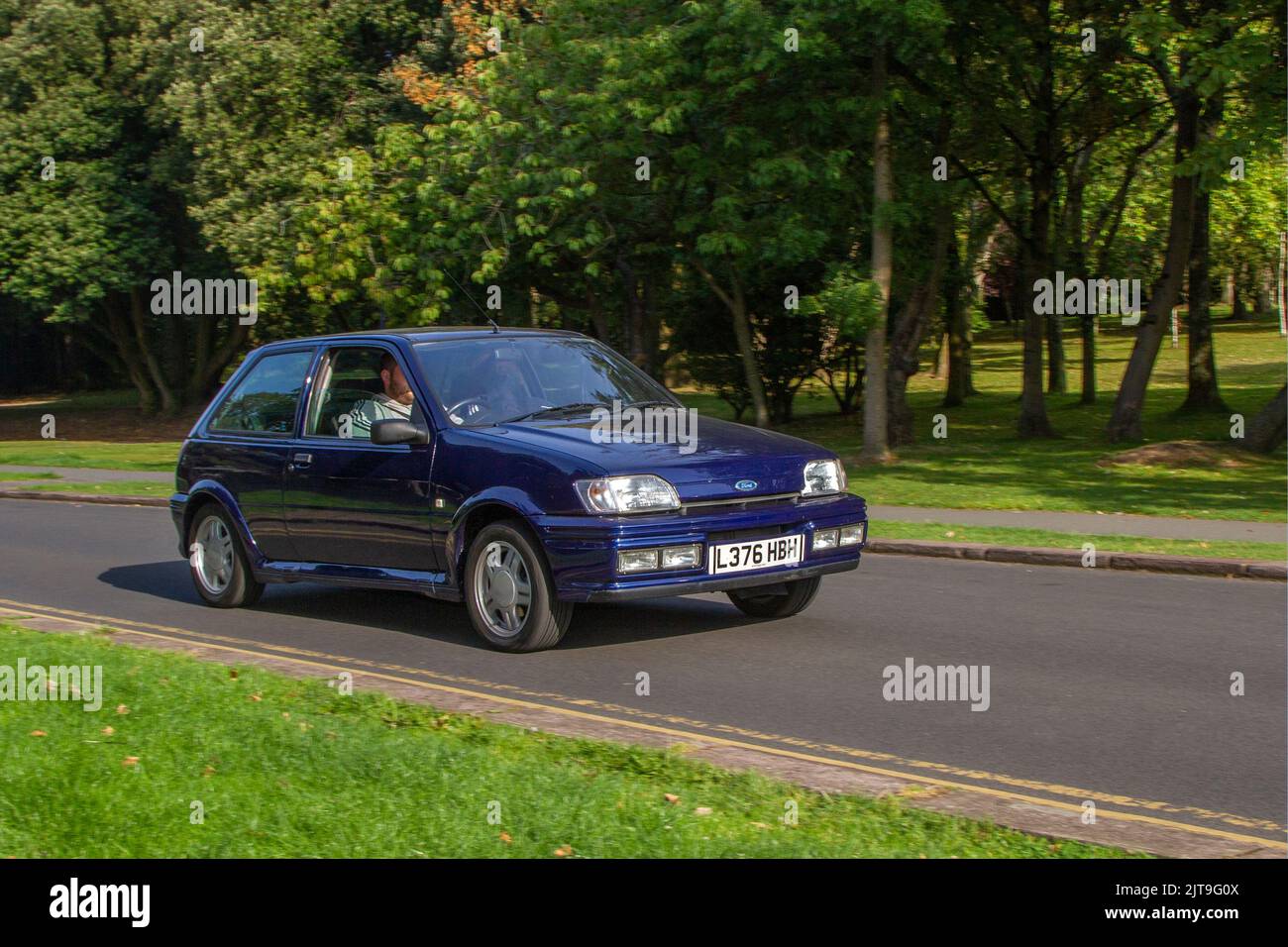 1993 90s Neunzigs Blue FORD FIESTA XR3 i 105 1796cc Benziner; Ankunft auf der jährlichen Stanley Park Classic Car Show in den Ital Gardens. Stanley Park Classics Yesteryear Motor Show, veranstaltet von Blackpool Vintage Vehicle Preservation Group, Großbritannien. Stockfoto