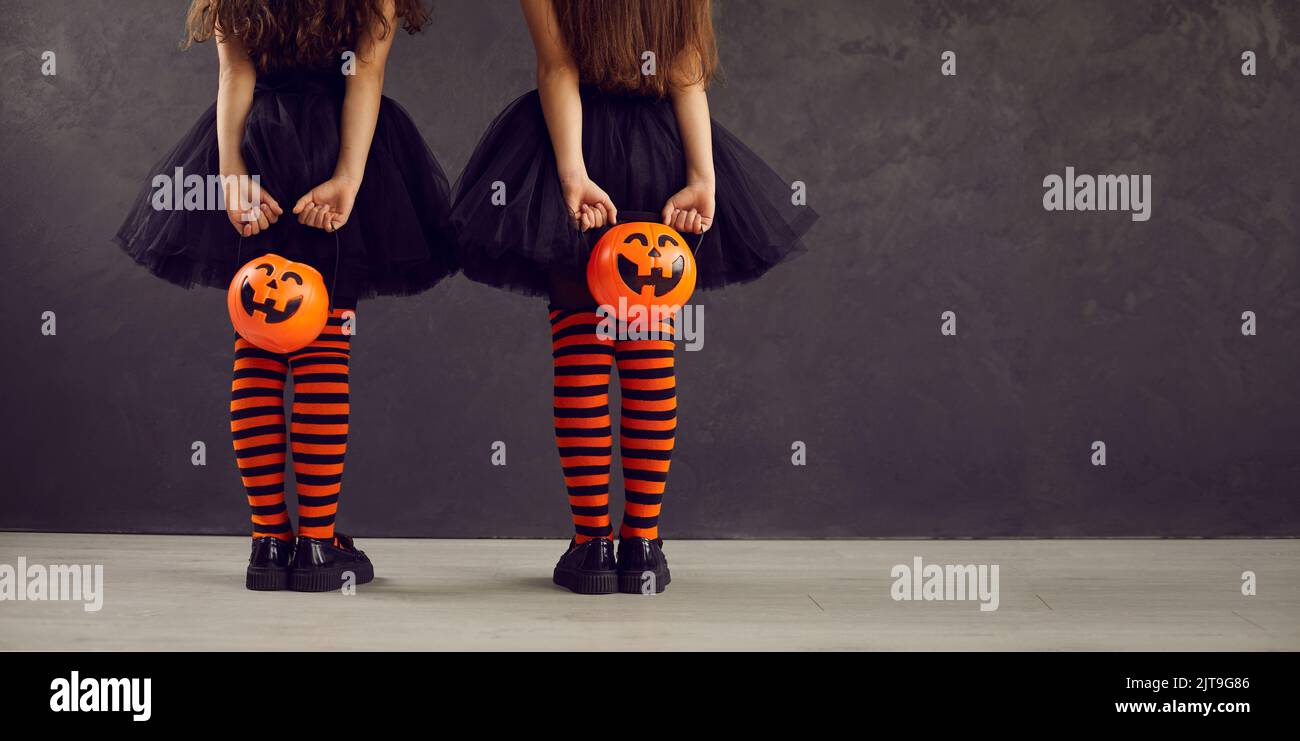 Hintergrund mit Kindern verkleidet für Halloween-Trick oder Behandlung halten Kürbis Körbe Stockfoto