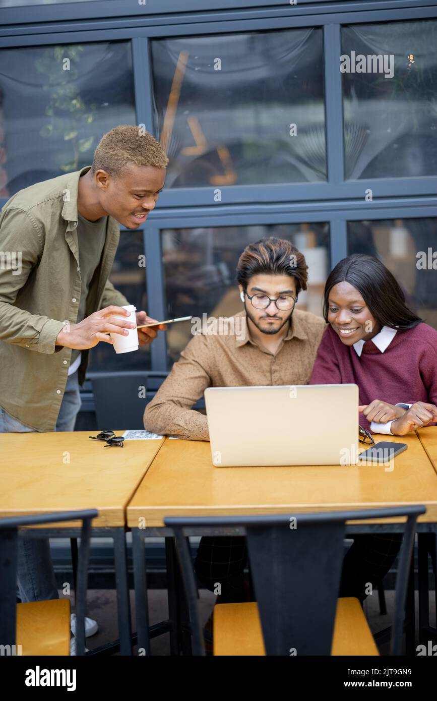 Multirassische Studenten mit Videoanruf auf dem Laptop Stockfoto